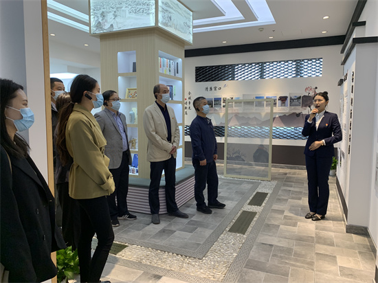 cb319d90e217ca12ad0c2fbcdbdcb92c.jpg 參觀杭紹臺高速崇仁服務(wù)區(qū)“清廉驛站”.jpg